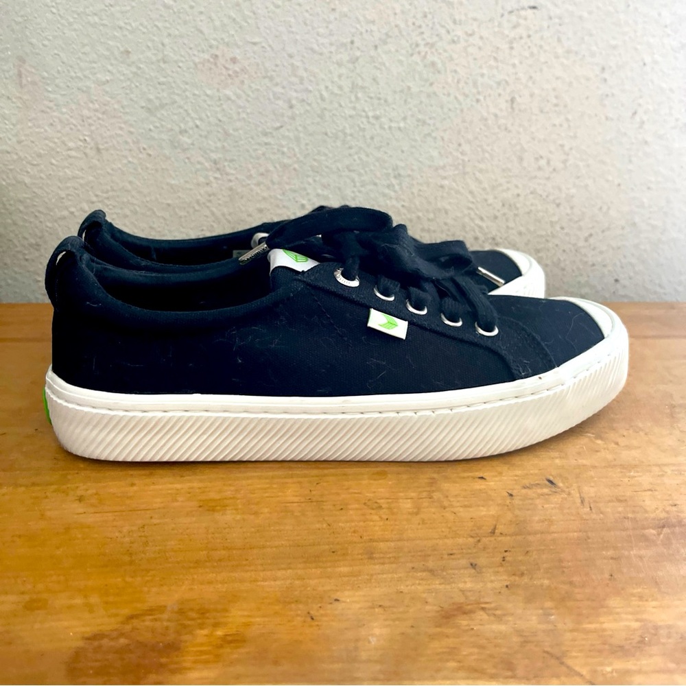 Cariuma Oca Low Black Eco Friendly Canvas Sneakers Men's 7 /Women's 5.5